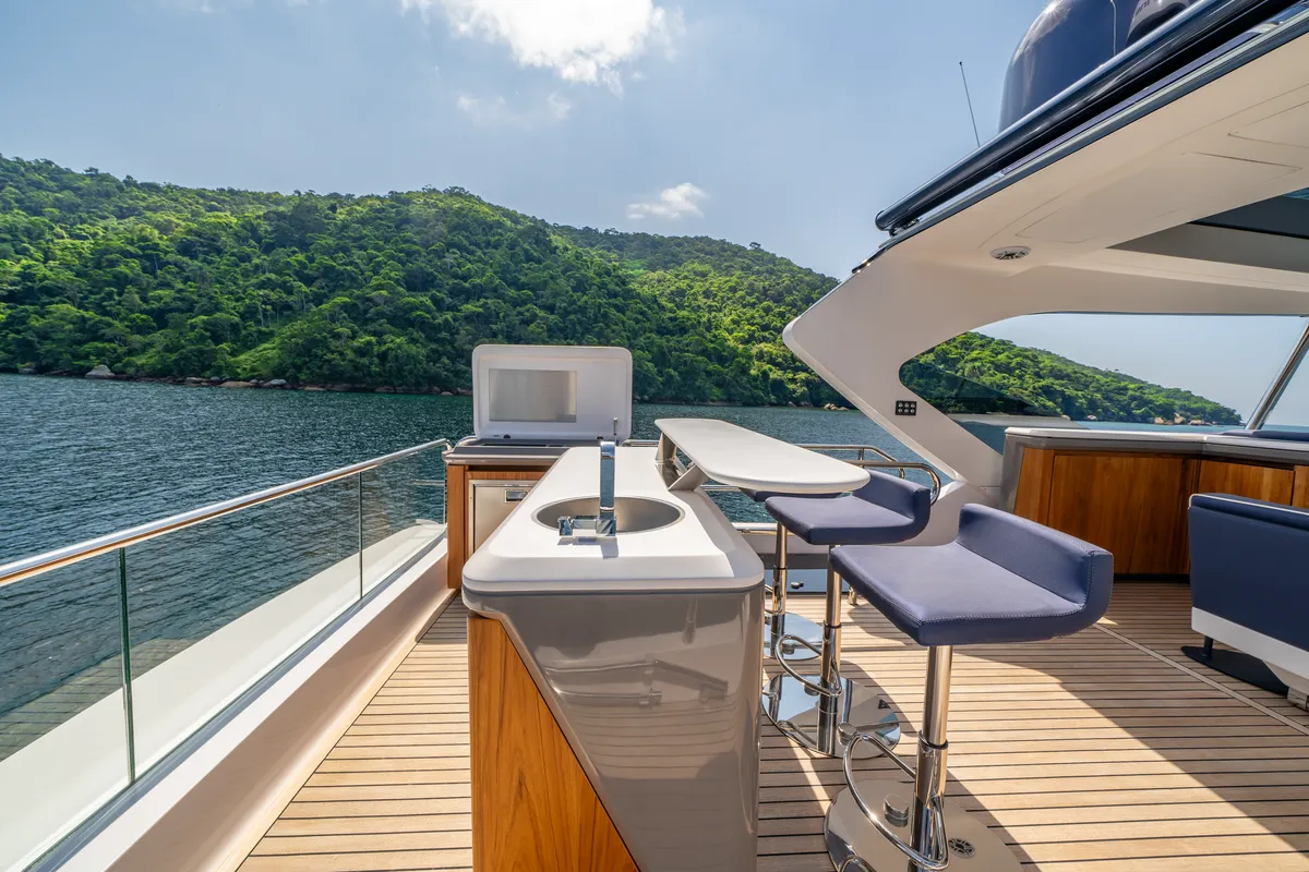 Intermarine 70 — Flybridge