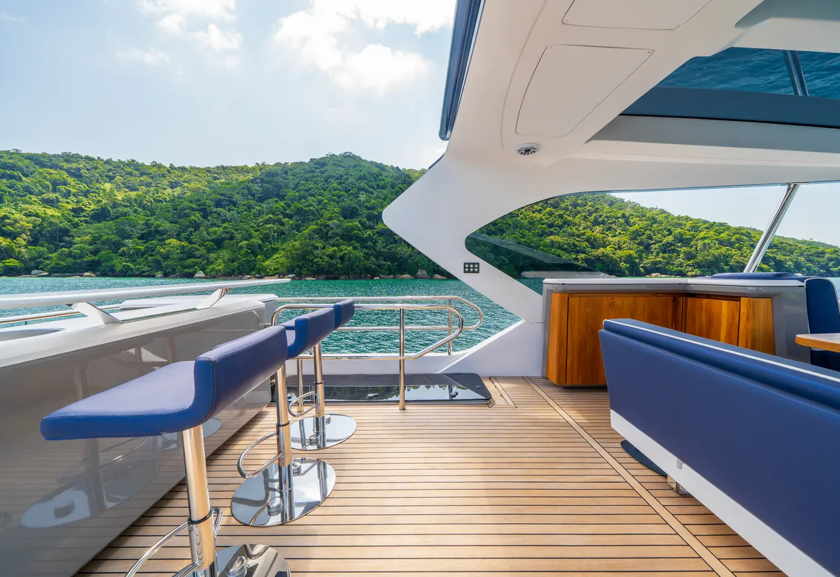 Intermarine 70 — Flybridge