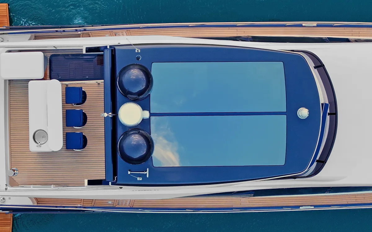 Intermarine 70 — Popa e proa