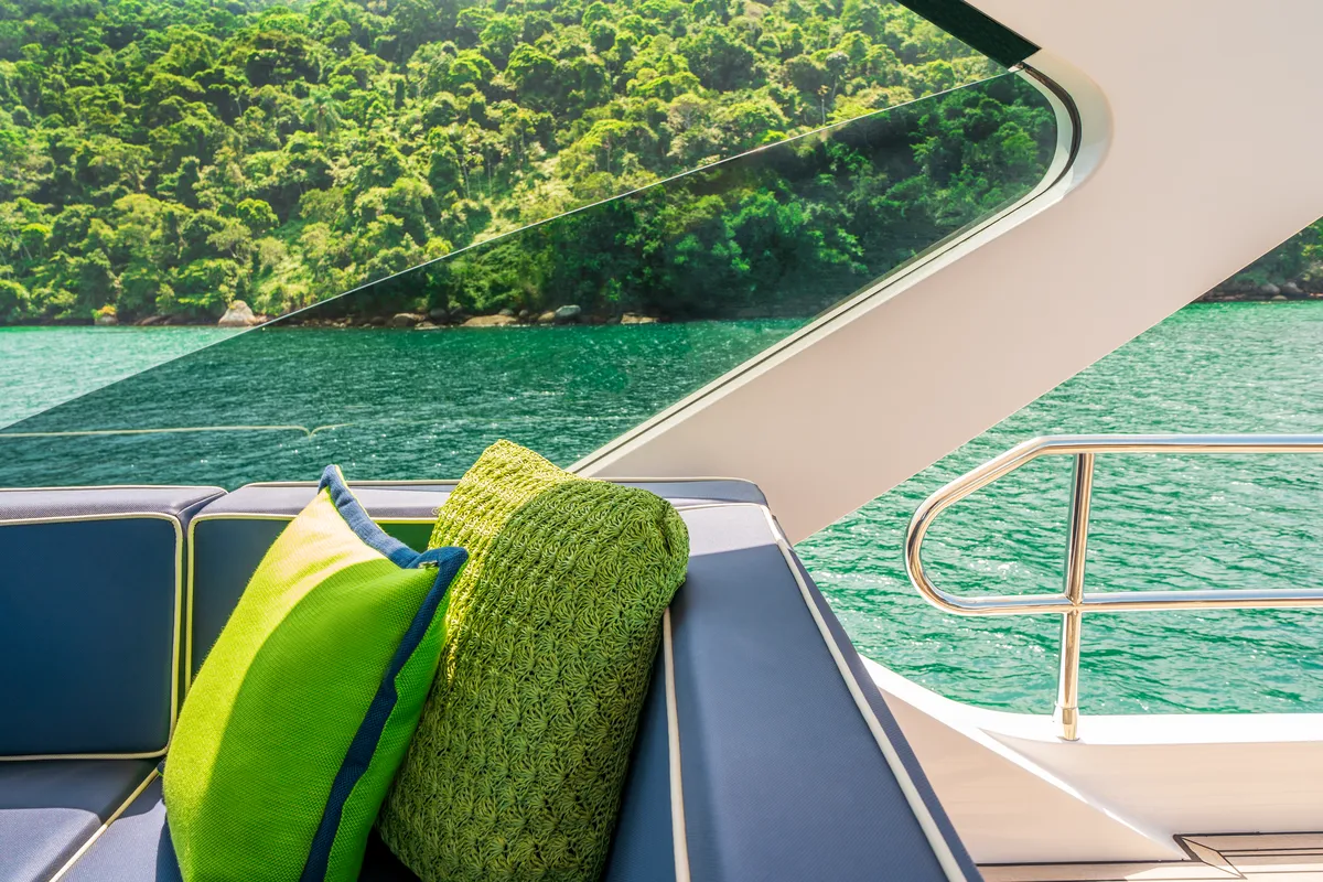 Intermarine 70 — Popa e proa