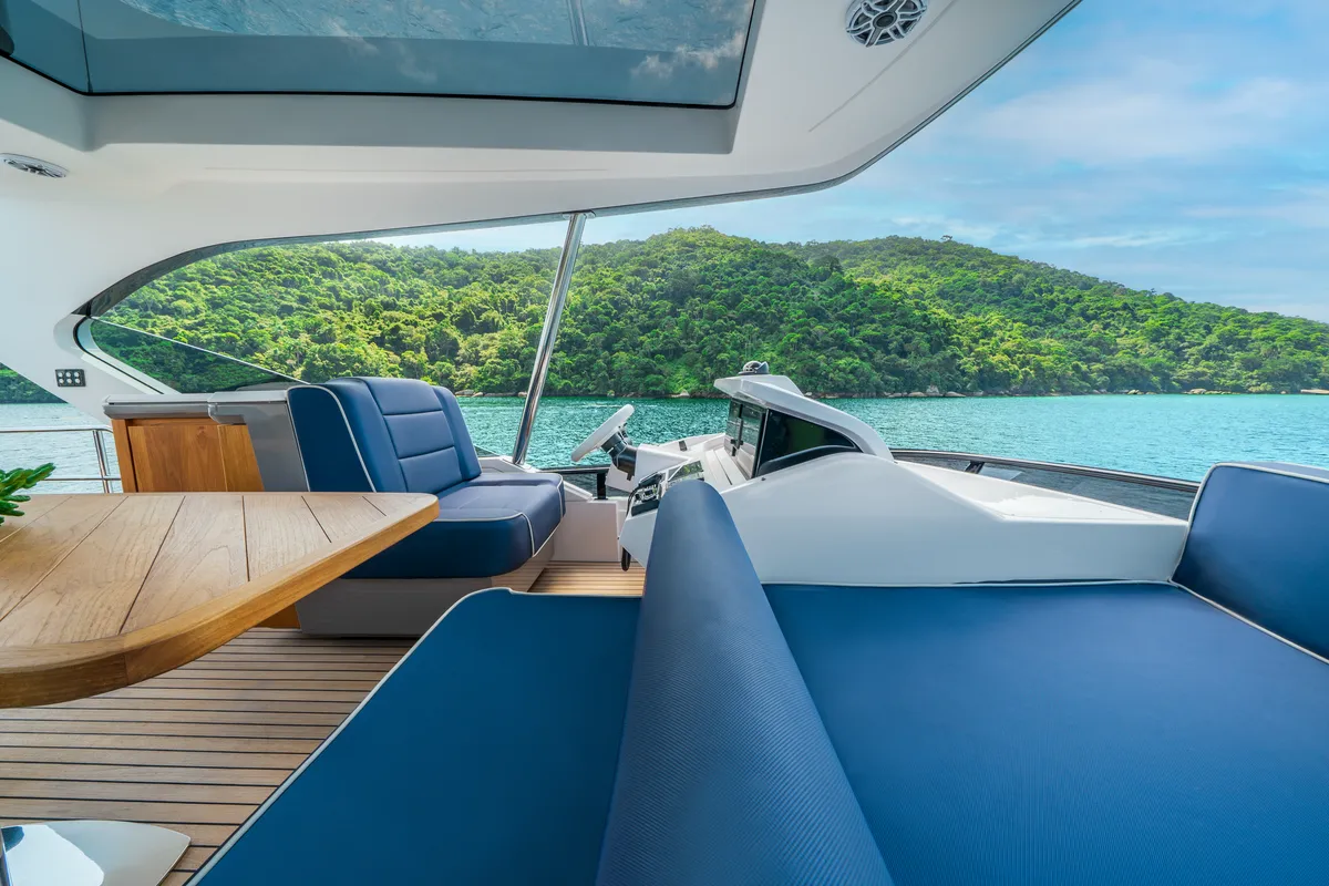 Intermarine 70 — Popa e proa
