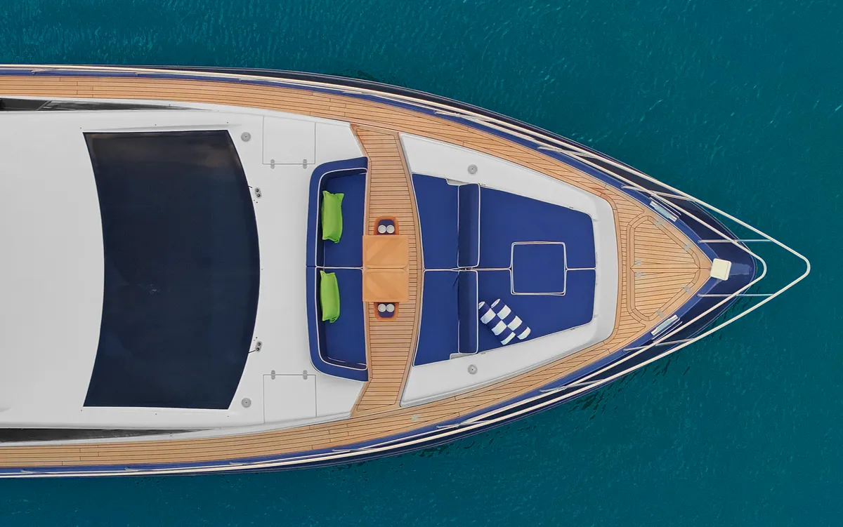 Intermarine 70 — Popa e proa
