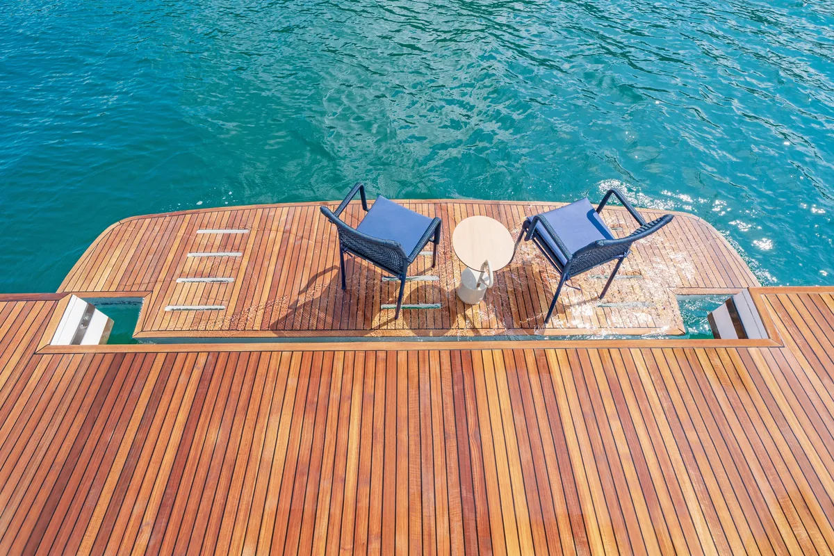 Intermarine 70 — Popa e proa