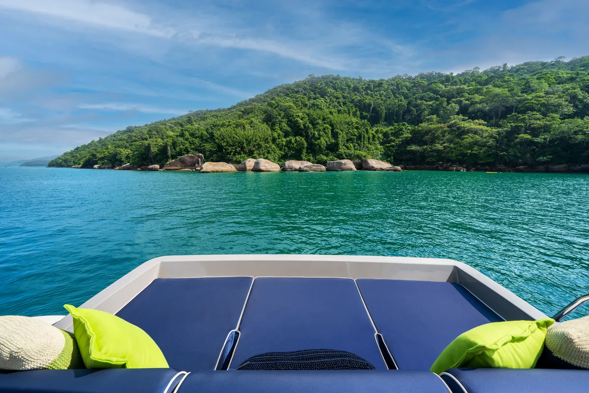 Intermarine 70 — Popa e proa