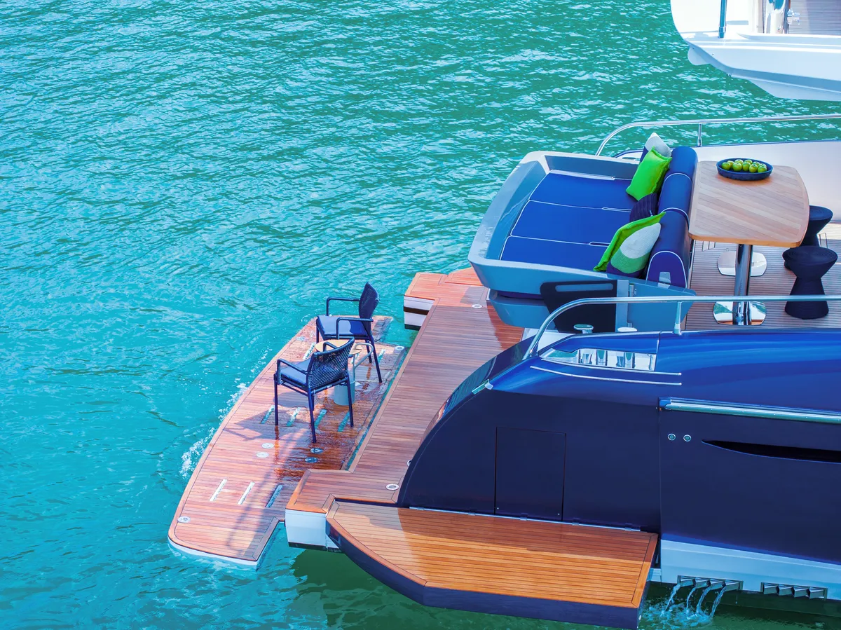Intermarine 70 — Popa e proa