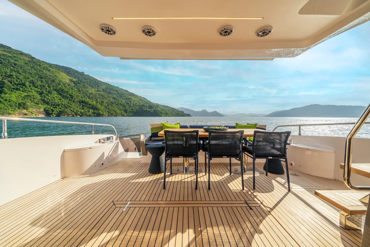 Intermarine 70 — Popa e proa