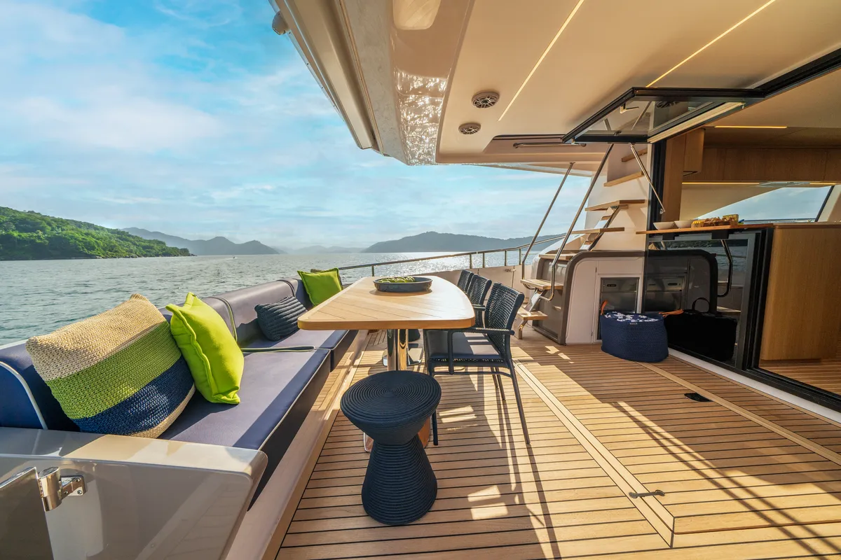 Intermarine 70 — Popa e proa