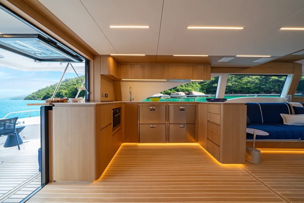 Intermarine 70 — Salão