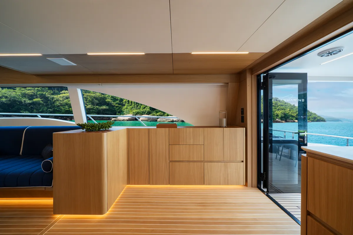 Intermarine 70 — Salão