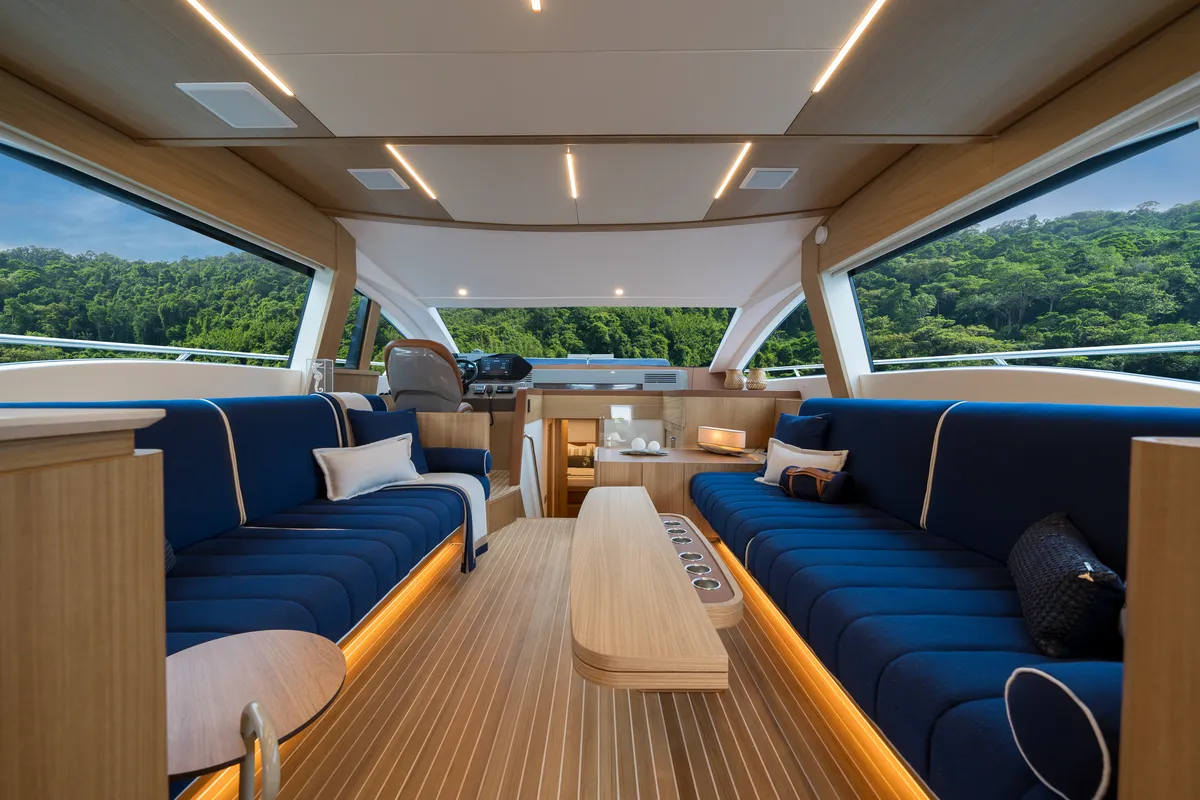 Intermarine 70 — Salão