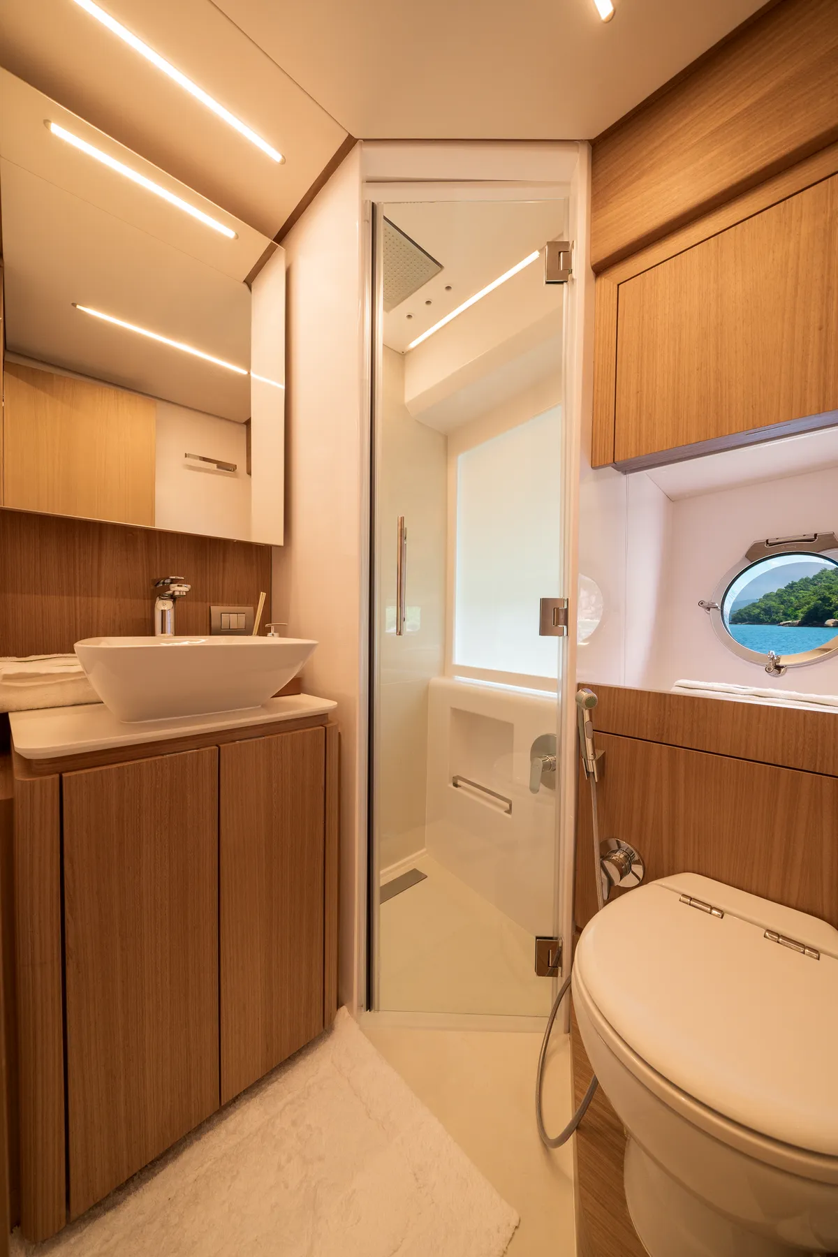 Intermarine 70 — Suítes