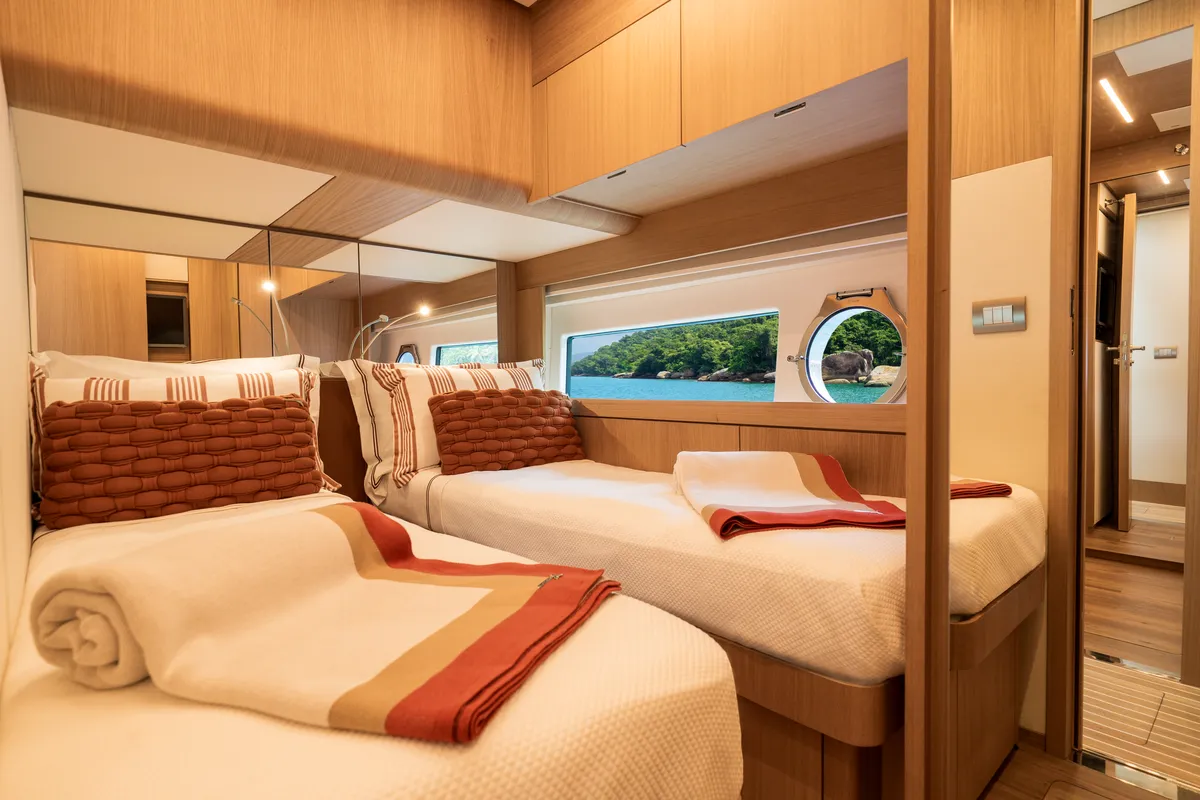 Intermarine 70 — Suítes